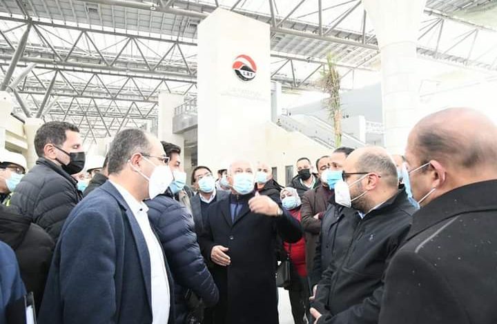 وزير النقل يتابع التجهيزات النهائية لمحطات القطار الكهربائى الخفيف 7 FB IMG 1644069003190