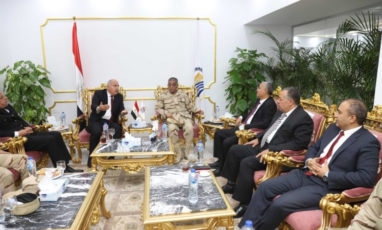 محافظ قنا ورئيس جامعة جنوب الوادي يشهدان الاحتفال بيوم الشهيد والمحارب القديم. 2 IMG 20220221 WA0103