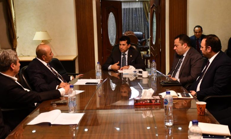 وزير الرياضة يناقش خطة اتحاد الجولف القادمة 3 IMG 20220222 WA0164