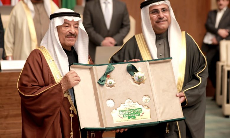 رئيس البرلمان العربي يمنح رئيس مجلس الشورى البحريني وسام التميز العربي 3 IMG 20220224 WA0024