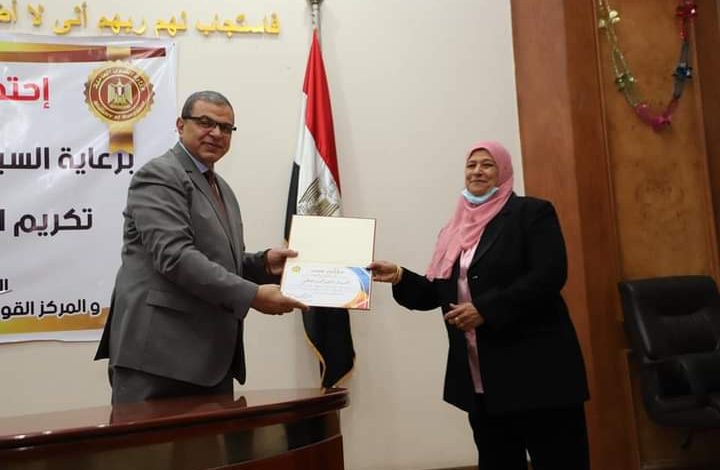 وزير القوى العاملة يكرم 86 أماً و12 موظفة مثالية بمناسبة عيد الأم 3 FB IMG 1647790794481