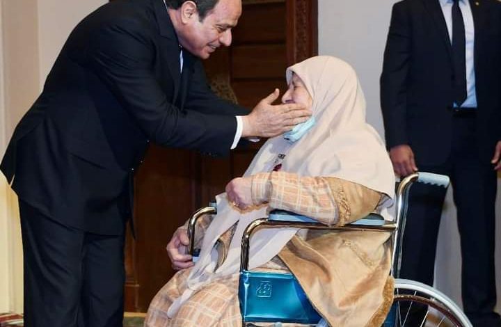 الرئيس السيسى يكرم الامهات المثاليات فى يوم المرأة المصرية 5 FB IMG 1648055201991