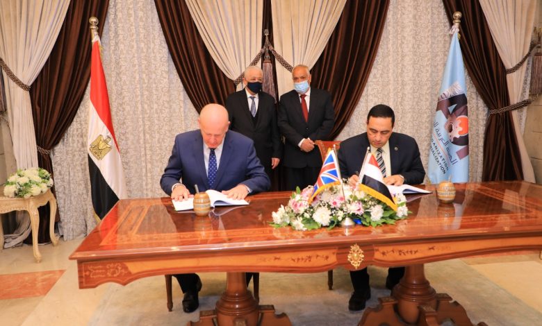 وزير التربية والتعليم ورئيس الهيئة العربية للتصنيع يشهدان توقيع عقد تصنيع الشاشات التفاعلية بالتعاون مع شركة بروميثيان الإنجليزية 4 IMG 20220309 WA0037