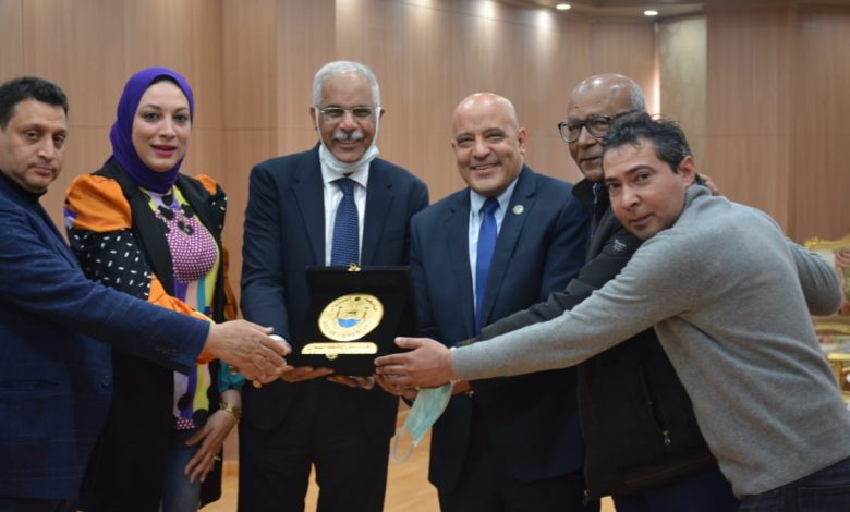 درع جامعة اسوان لرئيس اتحاد كرة القدم 3 IMG 20220314 WA0023