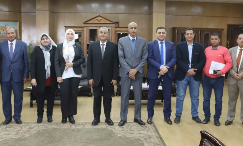 رئيس جامعة جنوب الوادي يستقبل وفد فريق التنفيذ والدعم المالي لوزارة المالية. 3 IMG 20220314 WA0084