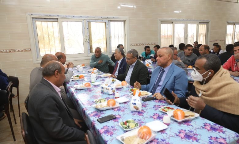 رئيس جامعة جنوب الوادي يلتقى بوفود الملتقى الفني التاسع عشر للجامعات المصرية والعربية. 2 IMG 20220315 WA0099 1