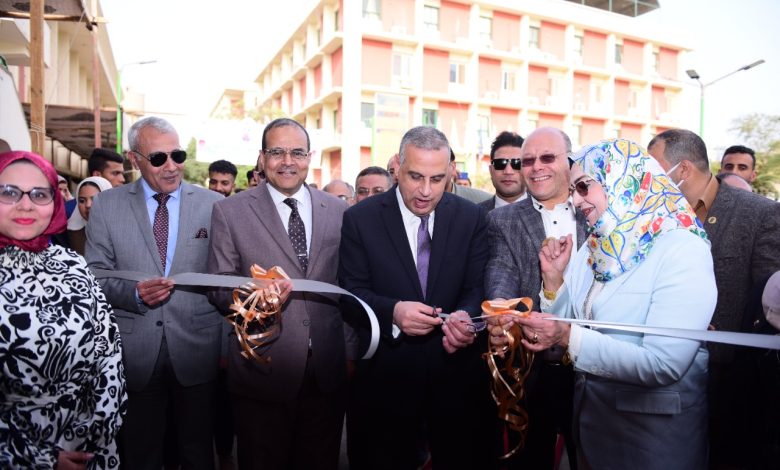محافظ سوهاج ورئيس الجامعة يفتتحان معرض الحرف والمشغولات اليدوية "ايدك بتطلع دهب 1 IMG 20220321 WA0154