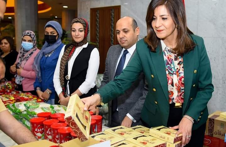 وزارة الهجرة تشارك في تعبئة كراتين حملة "إفطار صائم" 3 FB IMG 1649180816325