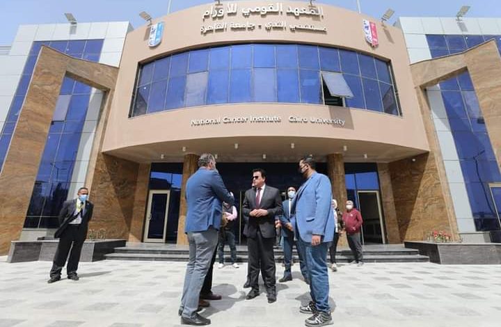 وزير التعليم العالي يتفقد أعمال التطوير بمستشفى الثدي التابع للمعهد القومي للأورام 3 FB IMG 1650134066673