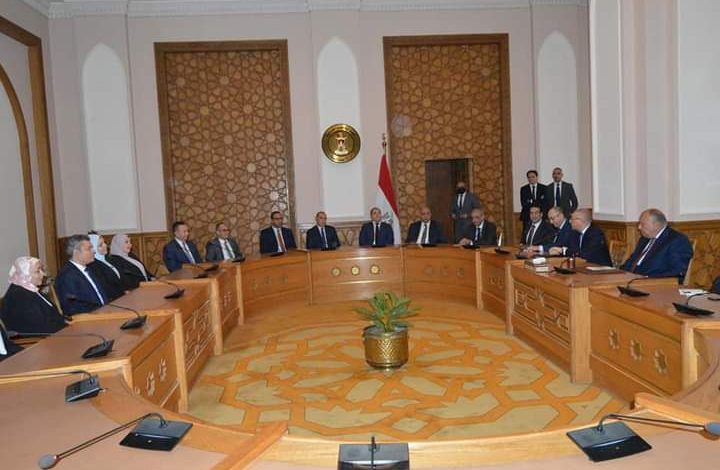 وزير الخارجية يلتقي أوائل المُلحقين الإداريين المرشحين للعمل بالبعثات المصرية بالخارج 3 FB IMG 1651005325098