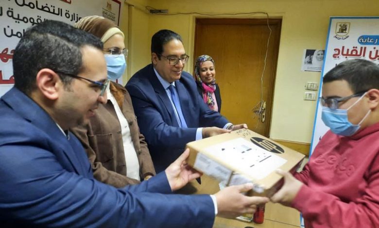 توزيع الدفعة الثانية من أجهزة "لاب توب" لذوي الهمم أصحاب البصيرة من طلاب جامعة القاهرة 1 IMG 20220411 WA0031