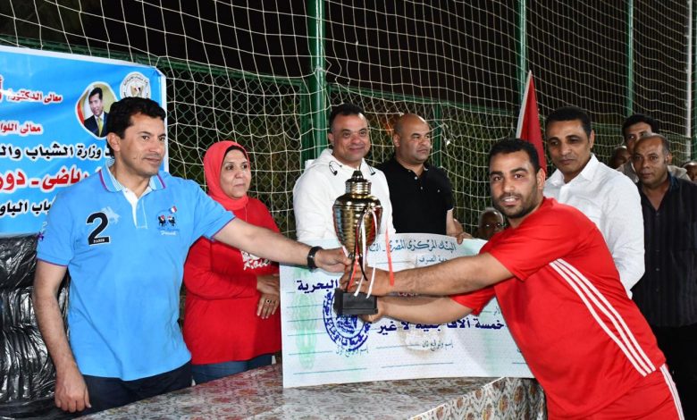 وزير الرياضة يشهد ختام الدورة الرمضانية بالواحات البحرية ويكرم فريق مركز شباب منديشة بعد تتويجه بالبطولة 1 IMG 20220416 WA0149