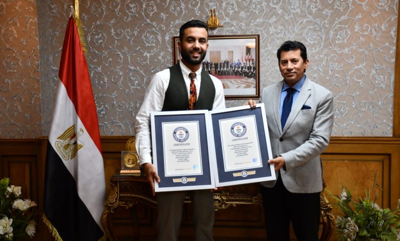 وزير الرياضة يكرم السباح المصري عمر حجازي بعد تحقيقه رقمين قياسيين فى السباحة تحت الماء 3 IMG 20220418 WA0080