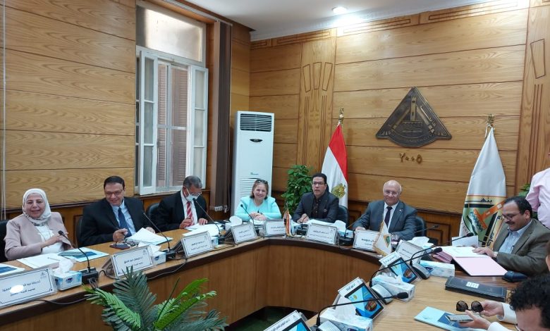 مجلس جامعة بنها يناقش استعدادات امتحانات نهاية العام الدراسي . 1 IMG 20220428 WA0035