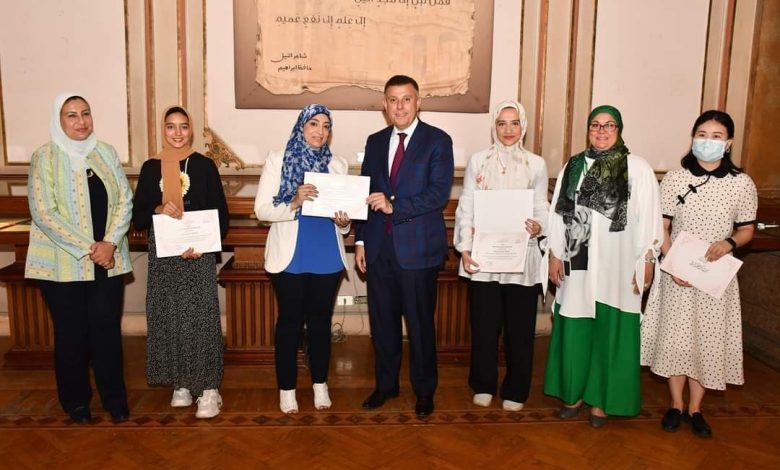 رئيس جامعة عين شمس يكرم الفائزين فى المسابقة الدولية جسر اللغة الصينيه. 1 IMG 20220603 WA0434