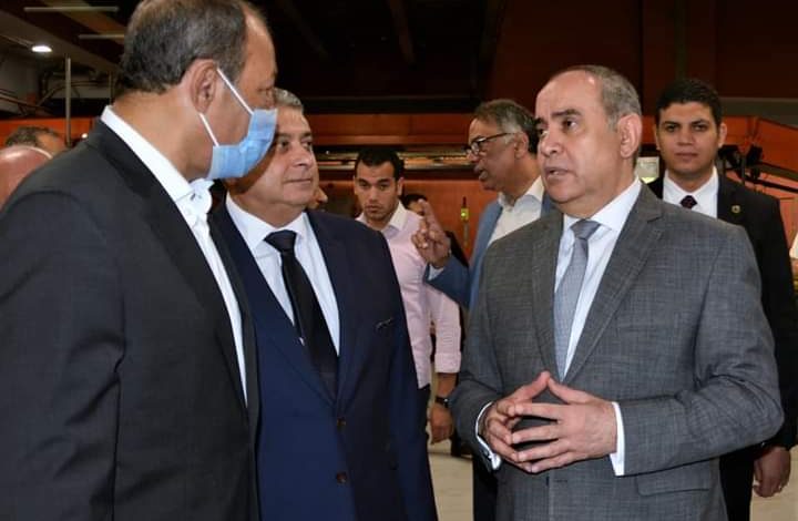 وزير الطيران يتابع حركة التشغيل بمطار القاهرة ويهنئ العاملين والمسافرين بالعيد 4 FB IMG 1657404336293