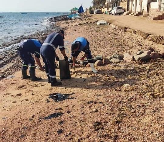 وزيرة البيئة: انتهاء أعمال مكافحة التلوث الزيتى بعدد من شواطئ مدينة دهب 3 FB IMG 1660762999082