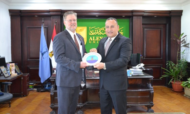 رئيس جامعة الإسكندرية يستقبل وفداً من جامعة لويفل الأمريكية 3 IMG 20220815 WA0062