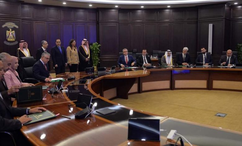 رئيس الوزراء يشهد توقيع 7 مذكرات تفاهم لتنفيذ مشروعات إنتاج الهيدروجين الأخضر 1 IMG 20220825 WA0052