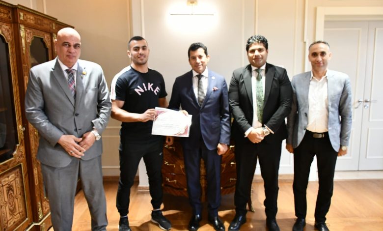 صبحى يكرم بطل العالم فى السومو الرحمن الصيفي 3 IMG 20220829 WA0087