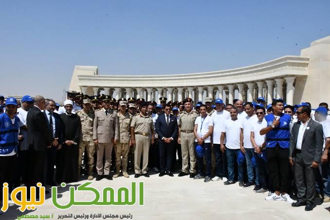 صورة تذكارية لوزير الشباب عند النصب التذكارى مع المشاركين بنلتقى شباب العاصمة الادارية 2 IMG 20220829 WA00931