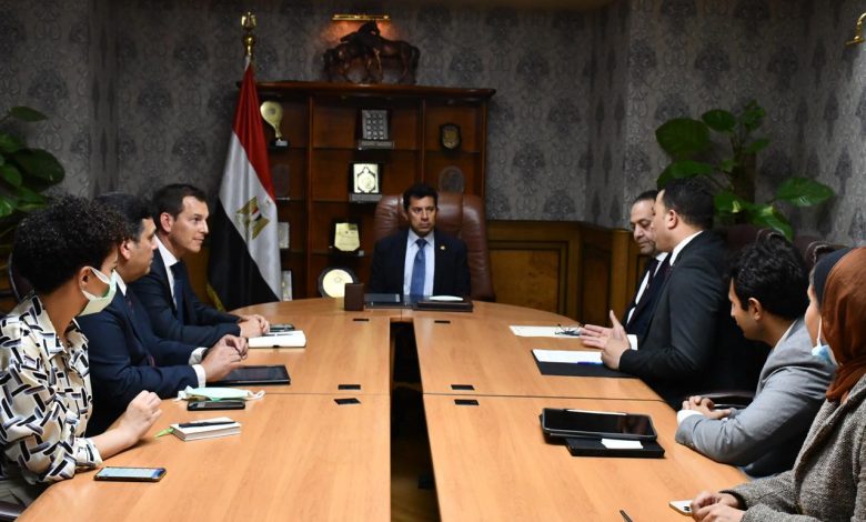 صبحى يبحث توفير أنظمة الطاقة الكهربائية الذكية بالمنشآت الشبابية والرياضية 4 IMG 20220830 WA0211