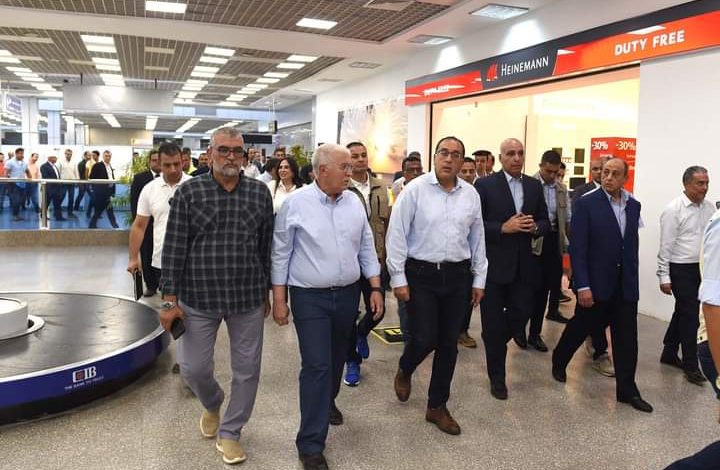 رئيس الوزراء يتفقد مشروع تطبيقات الهوية البصرية بمطار شرم الشيخ 3 FB IMG 1662828679587