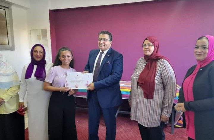 تكريم معلمات وطالبات التربية الفنية بإدارة شرم الشيخ 4 FB IMG 1663010104226