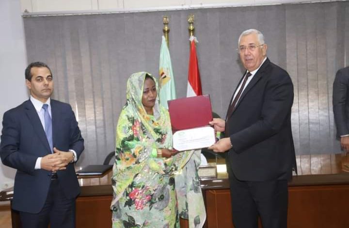 وزير الزراعة يسلم مبعوثى ٢٣ دولة إفريقية وأسيوية شهادات دورة الدواجن والأسماك 3 FB IMG 1664447666867