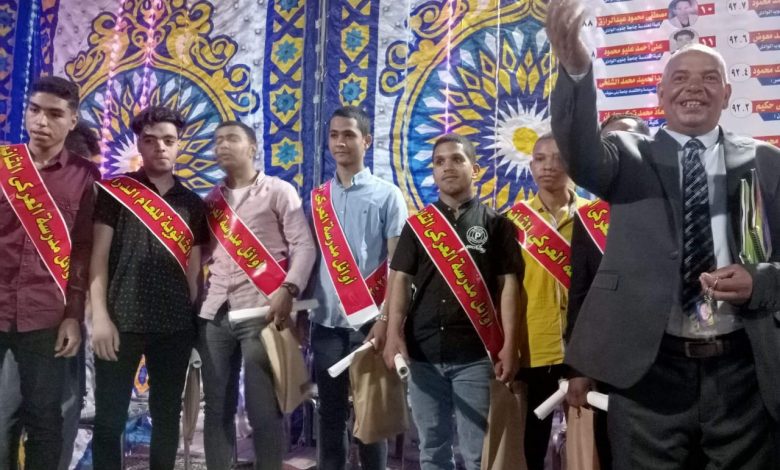 قرية العركي تكرم أوائل الثانوية العامة ومدير المدرسة في احتفالية كبري٤ 1 IMG 20220916 WA0054