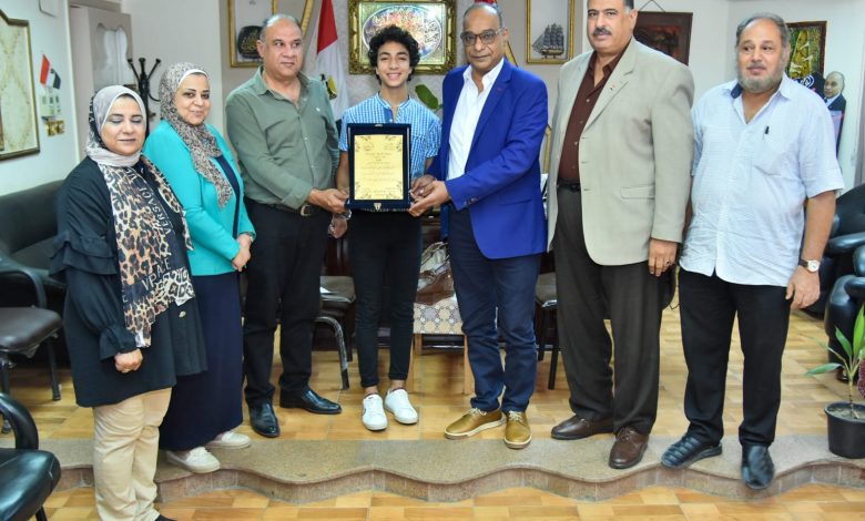 تكريم الطالب إياد السنوسي " أفضل ممثل في مهرجان الفنون المسرحية 1 IMG 20220918 WA0086