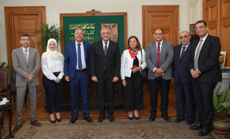 هندسة الإسكندرية تنظم ندوة بعنوان " التغيرات المناخية بين المخاطر والتأقلم" 1 IMG 20221020 WA0227