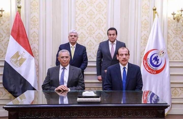 وزيرا الصحة والتعليم العالي يشهدان توقيع بروتوكول تعاون لدعم إطلاق المبادرات والمشروعات البحثية في مجال "الصحة الواحدة 5 FB IMG 1667301849380