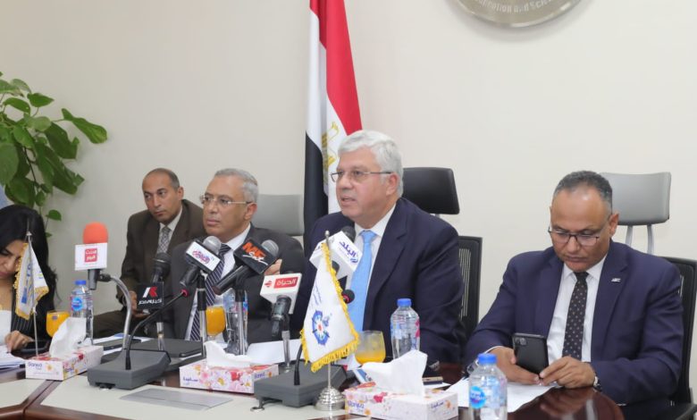 عاشور يُسلم عقود لدعم 67 مشروعًا بحثيًا بقيمة 106 مليون جنيه 1 IMG 20221105 WA0176