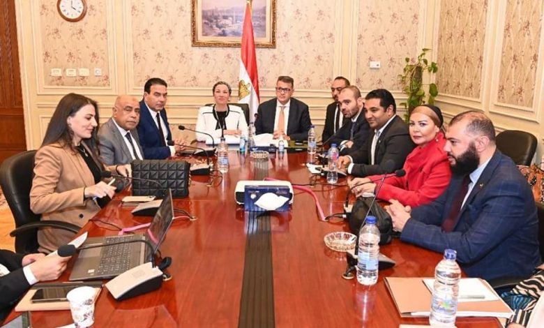 وزيرة البيئة تستعرض نتائج وتوصيات مؤتمر المناخ 27 cop وجهود الوزارة فى مجال حقوق الإنسان 1 1 1