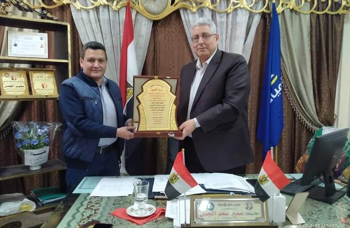 الجمل " يكرم مدير الحوراني الإعدادية بفراسكور كاحسن مدرسة 1 FB IMG 1672214161061