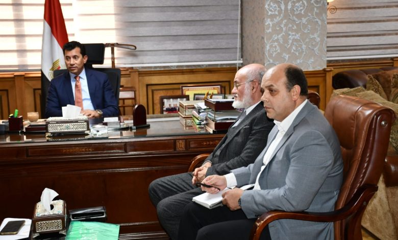 وزير الرياضة يلتقي رئيس الإتحاد المصري للكاراتيه 1 IMG 20221220 WA0068