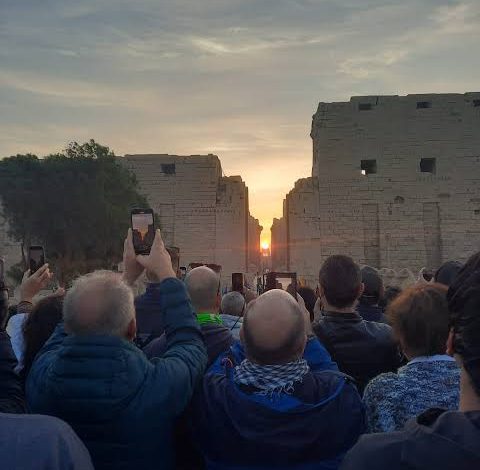 أكثر من ألف سائح مصري وأجنبي يشهدون ظاهرة شروق الشمس على معابد الكرنك. 3 IMG 20221221 WA0076