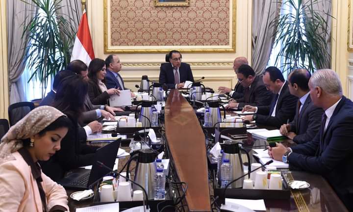 رئيس الوزراء يتابع آليات الإسراع بإنهاء الإجراءات وخروج الحاويات بالموانئ 3 FB IMG 1674576651262