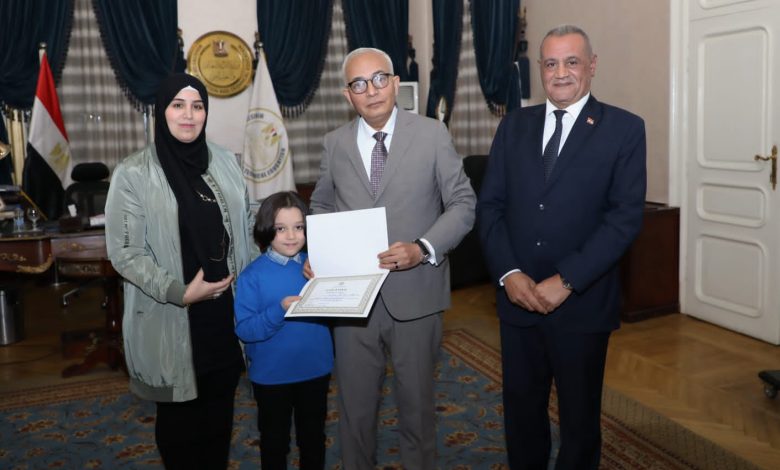 وزير التربية والتعليم يكرم الطالب عمر الحاصل على المركز الأول بمسابقة الحساب الذهني الدولية بتايوان 3 IMG 20230101 WA0056