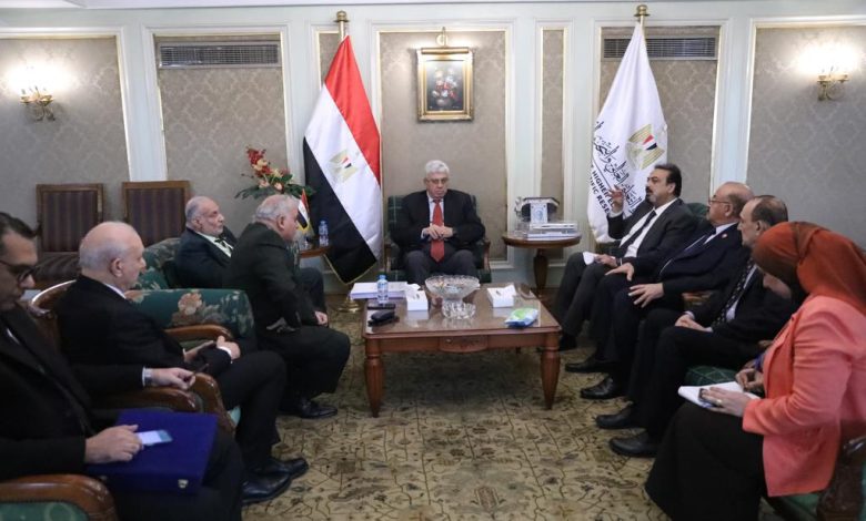 وزير التعليم العالي يلتقي بنقيب نقابة العلاج الطبيعي 3 IMG 20230103 WA0045