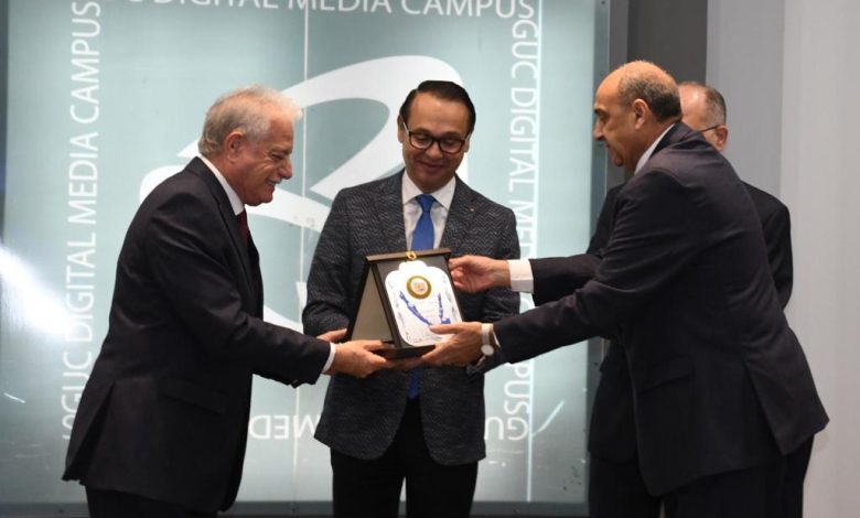 الجامعة الألمانية تكرم محافظ جنوب سيناء وتهديه درع حجر رشيد 1 IMG 20230110 WA0114