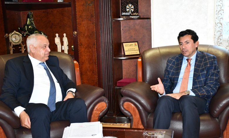 وزير الرياضة يبحث عدداً من الملفات مع رئيس نادى سموحة 1 IMG 20230117 WA0066