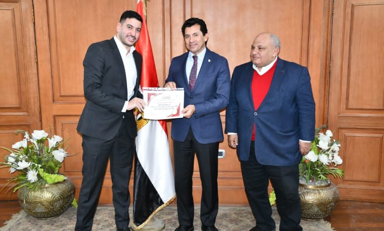 وزير الرياضة يلتقى مجموعة من ابطال الاسكواش 5 IMG 20230119 WA0070