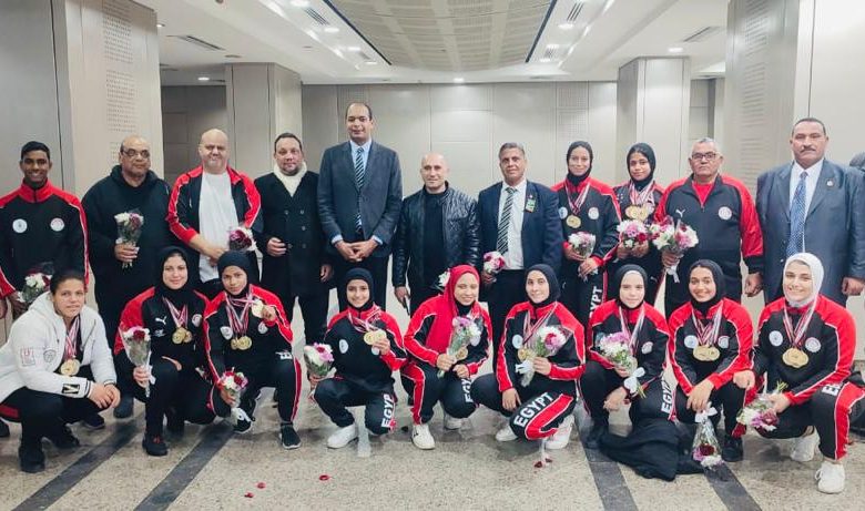 استقبال رسمى للبعثة المصرية لرفع الأثقال بمطار القاهرة 1 IMG 20230121 WA0134