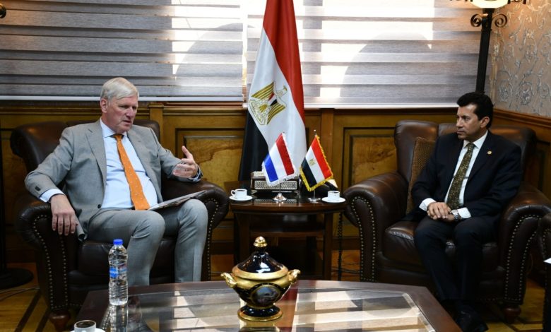 وزير الشباب والرياضة يستقبل سفير هولندا بالقاهرة 4 IMG 20230122 WA0118