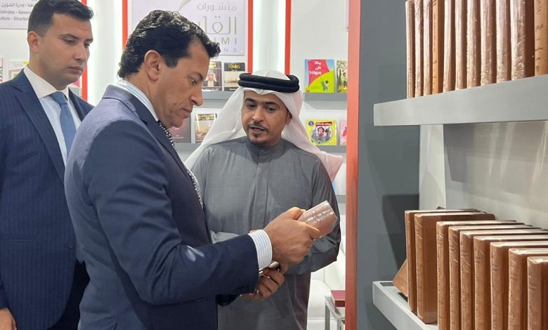 وزير الشباب والرياضة يتفقد جناح الوزارة عقب افتتاح الدورة الـ ٥٤ لمعرض الكتاب* 5 IMG 20230125 WA0068