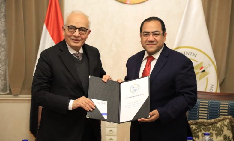 وزير التربية والتعليم يتسلم من رئيس التنظيم والإدارة نتيجة مسابقة 30 ألف معلم 5 IMG 20230202 WA0043