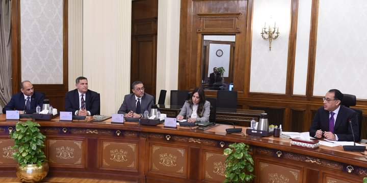 رئيس الوزراء يلتقي رئيس هيئة الاستثمار ونوابه الثلاثة الجُدد 1 FB IMG 1679380767661 1