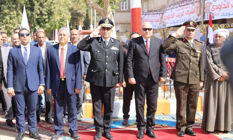محافظ قنا ورئيس جامعة جنوب الوادي يضعان إكليلا من الزهور على النصب التذكاري لشهداء البارود 3 IMG 20230302 WA0103 1